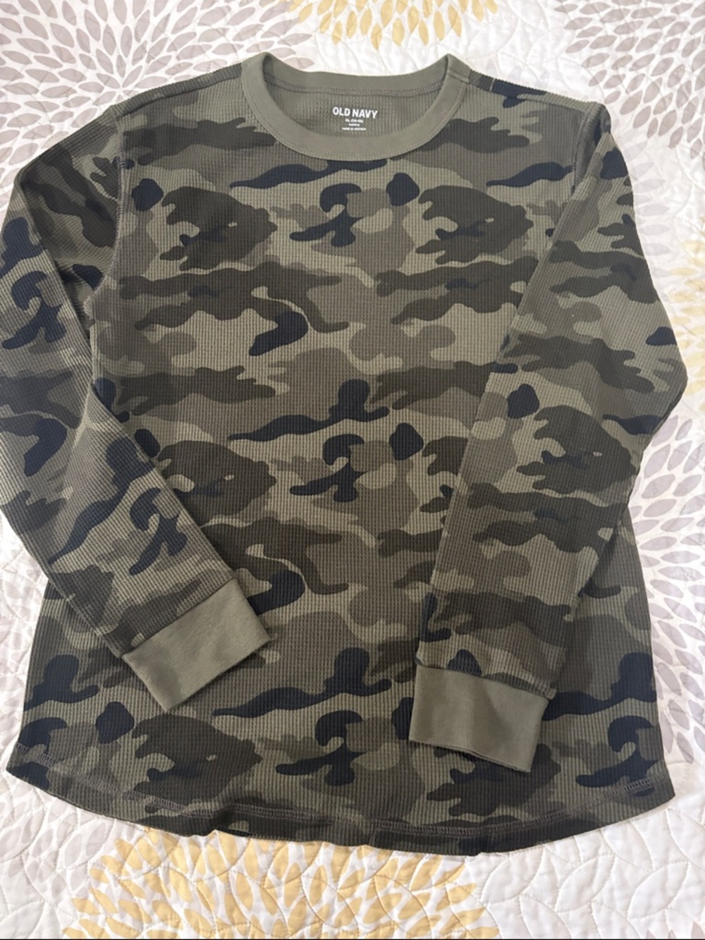 Old Navy Men's Olive and Black Camo Thermal Crew